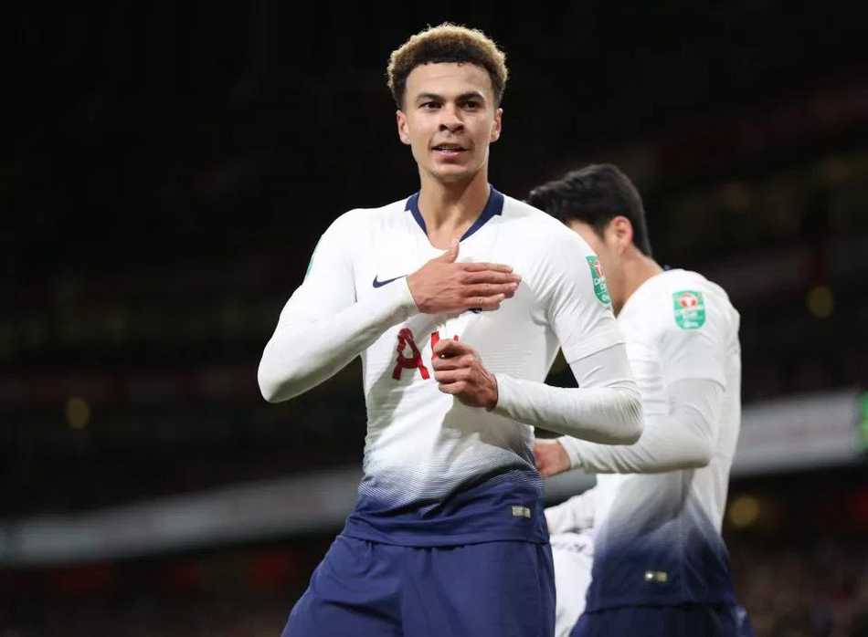 阿里身披热刺战袍，目光如炬，在白鹿巷球场仰望夜空，仿佛在思考未来的旅程