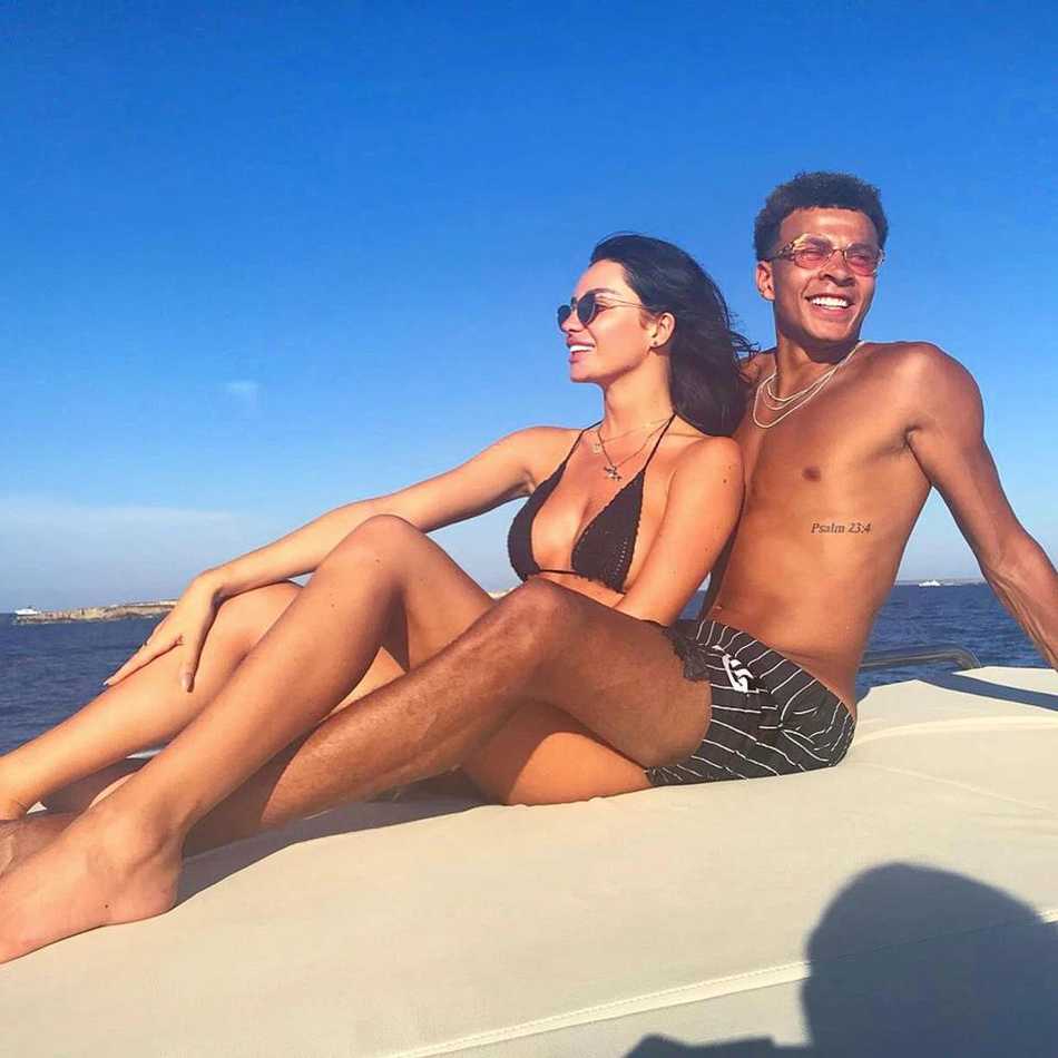 训练场上的阿里全神贯注，新发型显得精神干练，似乎要将情场得意转化为球场上的动力