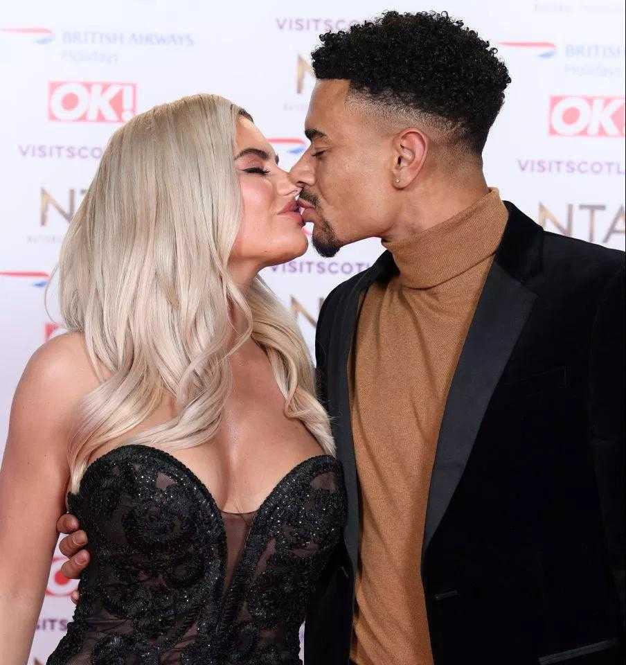 阿里与梅根并肩而行，两人面带微笑，眼神中透露出新恋情带来的轻松与甜蜜，气氛和谐