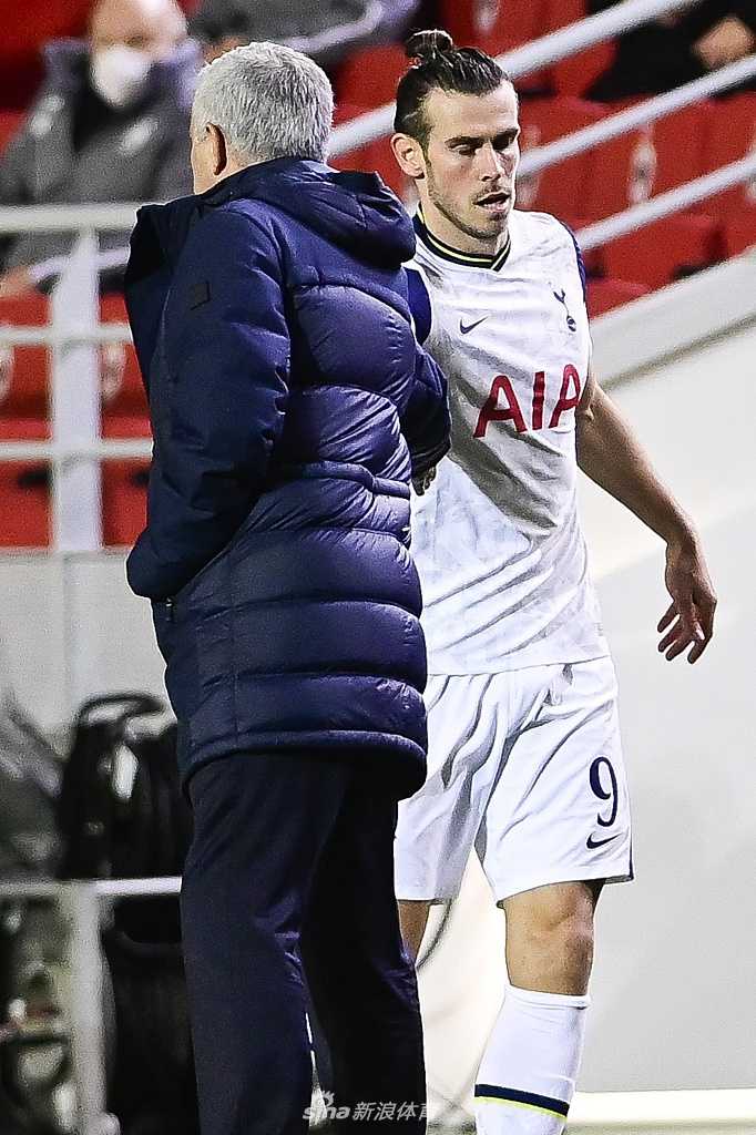 热刺后卫本-戴维斯在边路持球时遭遇安特卫普前锋姆博卡尼的凶猛逼抢，两人身体对抗激烈，皮球即将脱离控制，这次对抗最终导致了球队的失球。