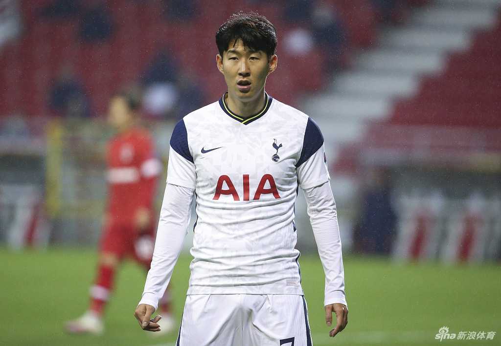 热刺主帅穆里尼奥在场边眉头紧锁，眼神中透露出焦虑与不满，他不断挥手指挥着场上的队员，试图通过战术调整改变场上不利的局势。