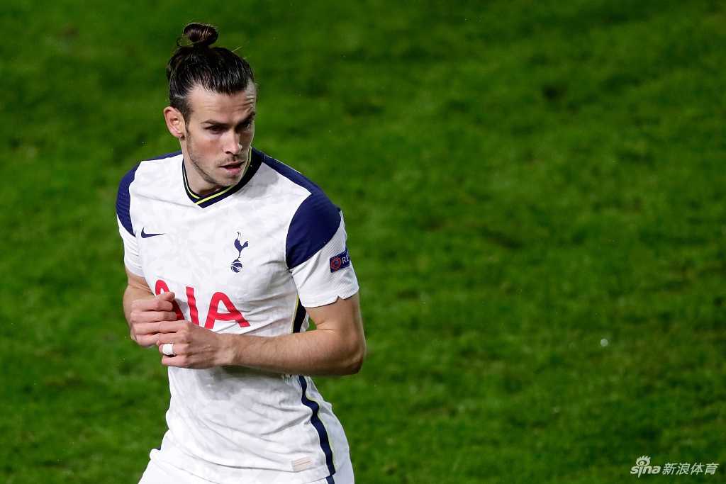 在博苏伊球场寒冷的雨夜中，热刺球星贝尔咬牙奋力拼抢，他标志性的发型在灯光下格外醒目，却未能为球队带来一场胜利。