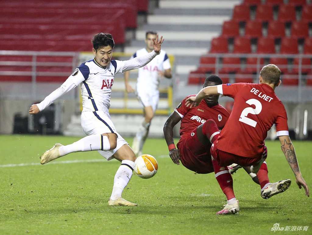 比赛最后时刻，韩国球星孙兴慜在禁区内完成一脚高质量的打门，皮球直奔球门而去，但安特卫普后卫飞身堵枪眼，用身体将球拒之门外，热刺的扳平希望再度破灭。