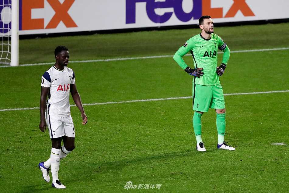 全场比赛结束，热刺球星凯恩叉腰低头，目光呆滞地望向草坪，脸上写满了无奈与不甘，身后的比分牌定格在1-0，宣告了英超球队本赛季欧战不败纪录的终结。