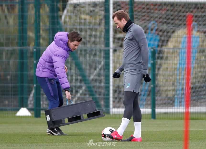 在洒满阳光的绿茵场上，哈里·凯恩专注地进行着恢复性训练，脚下的足球仿佛是他久别重逢的老友，每一次触球都带着重回赛场的渴望与喜悦。