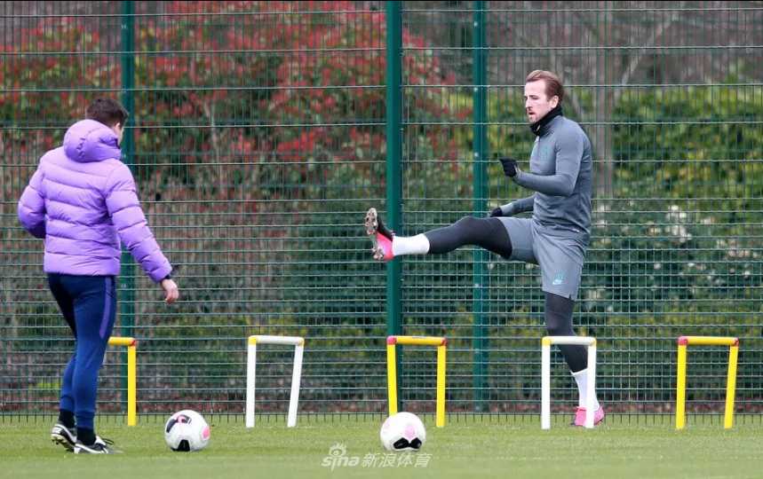 训练场上，凯恩正在进行折返跑练习，他的步伐轻盈而有力，仿佛要将伤病期间的阴霾和沉闷一并甩在身后，每一滴汗水都预示着回归的临近。