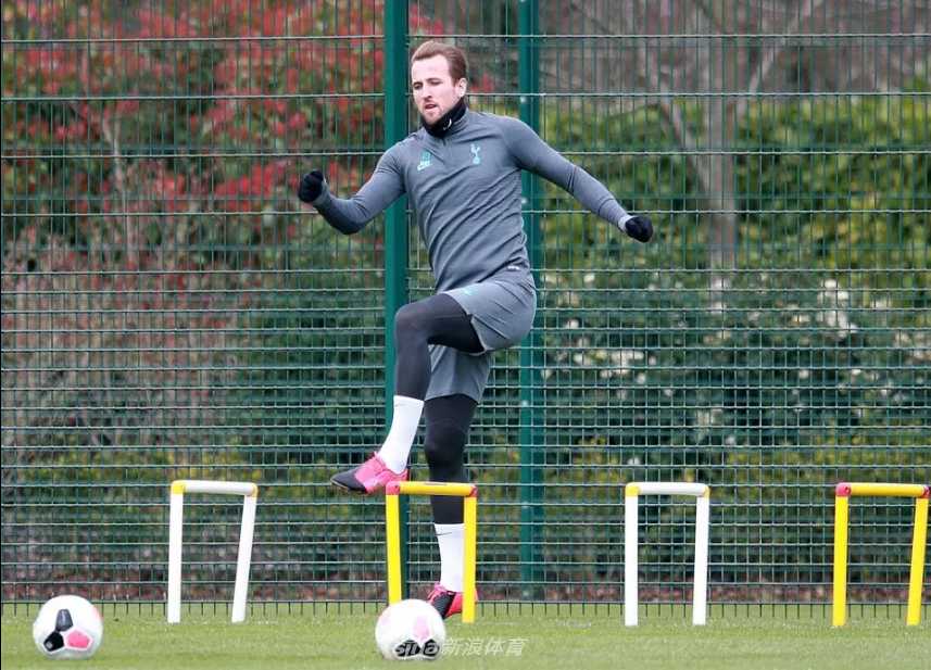 训练间隙，凯恩弯腰触摸草皮，仿佛在与这片他无比熟悉的赛场进行无声的交流，眼神中透露出对比赛的无限渴望和重回巅峰的坚定信念。