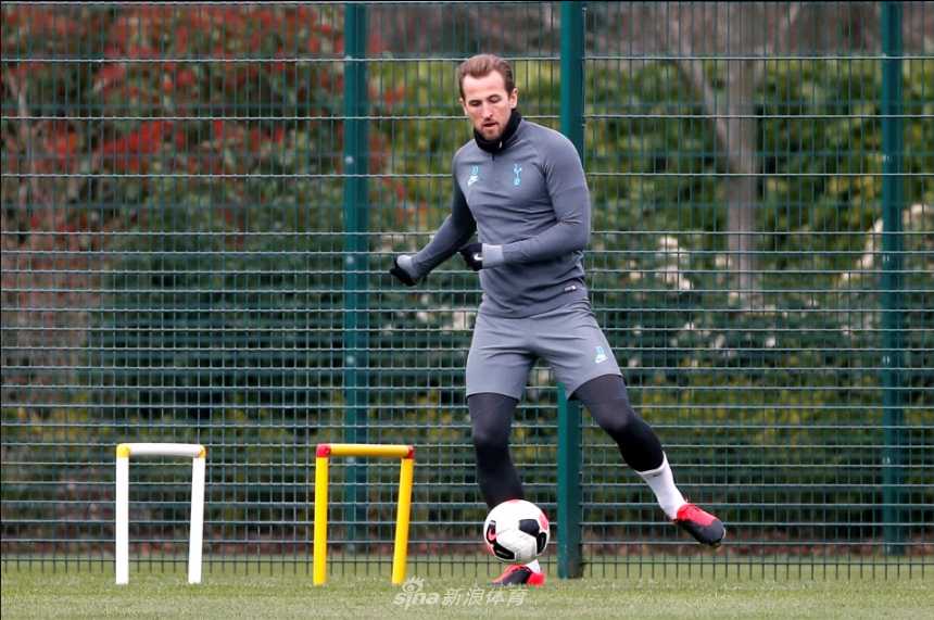 身着白色训练服的凯恩，在教练团队的注视下进行有球练习，他神情专注，动作舒展，皮球听话地在他脚下滚动，这预示着热刺的进攻引擎即将重新启动。
