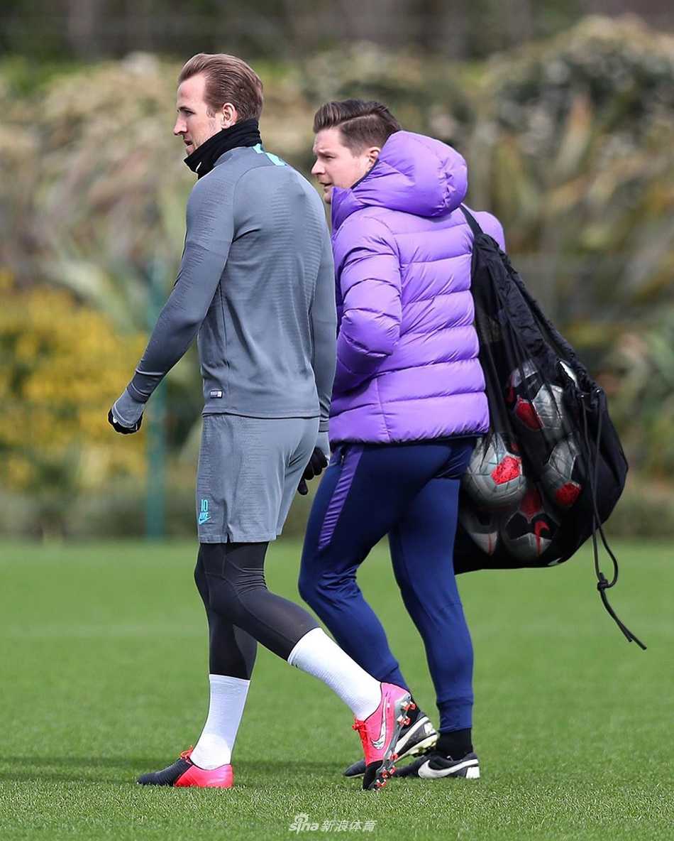 训练场边，凯恩正在进行最后的拉伸放松，背景是空旷的看台，他坚毅的背影仿佛在告诉所有人，那个在球门前无所不能的“哈里王”即将归来，风暴即将过去。