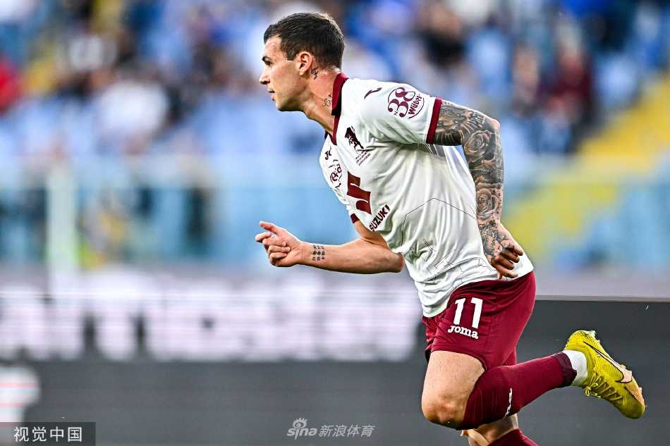 桑普多利亚老将夸利亚雷拉在场边热身，眼神中充满对场上局势的忧虑，他是球队困境中少数能寄托希望的球员之一。