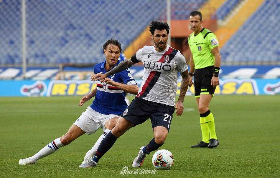 博洛尼亚球员巴罗主罚点球瞬间，他冷静推射球门死角，桑普门将尽管判断对方向却依然鞭长莫及