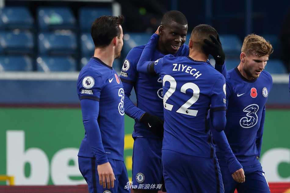 祖马高高跃起，犹如一架拔地而起的直升机，在伯恩利禁区内以一记雷霆万钧的头槌攻门，皮球狠狠砸入网窝，为切尔西扩大了领先优势。