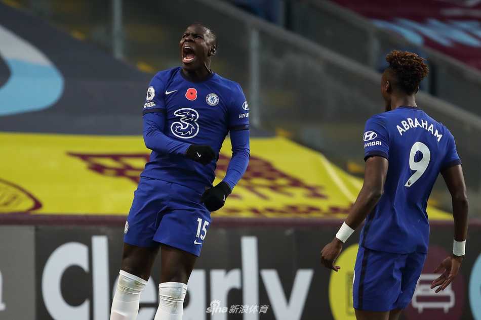 维尔纳冷静推射远角破门后，与队友齐耶赫拥抱庆祝，两人的默契配合帮助球队锁定了三球胜局，脸上的笑容映衬着这场客场大捷的喜悦。