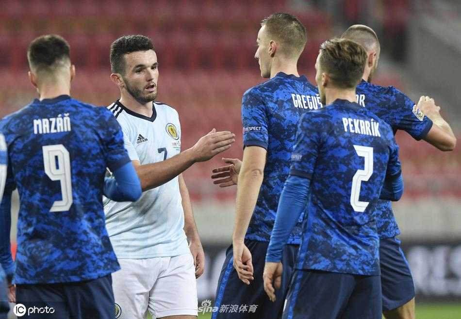 格雷古什在进球后张开双臂肆意奔跑，队友们纷纷冲向这位英雄，他们的身影在空旷的看台映衬下，显得既孤单又充满力量。