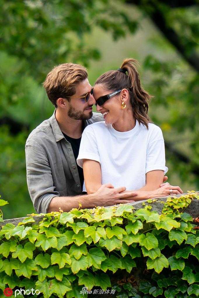 公园长椅上，特拉普与女友亲密依偎，他手臂环护着她，她笑容明媚，连空气里都漂浮着棉花糖般的甜味。