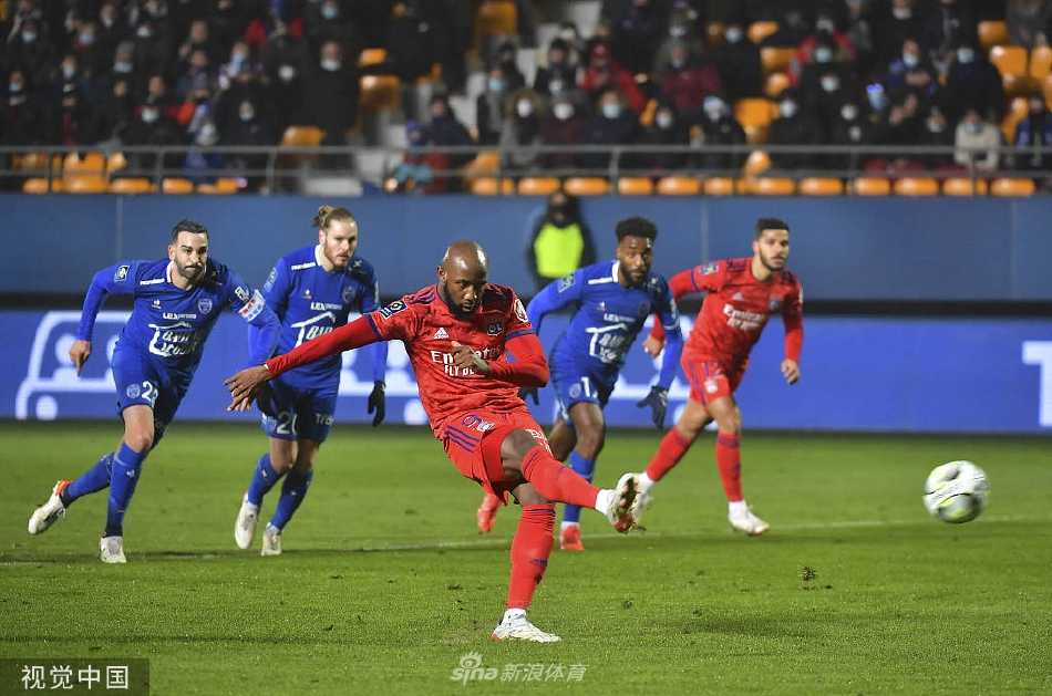 进球后里昂全队围拢庆祝，登贝莱被队友簇拥在中间，众人脸上洋溢着喜悦的笑容