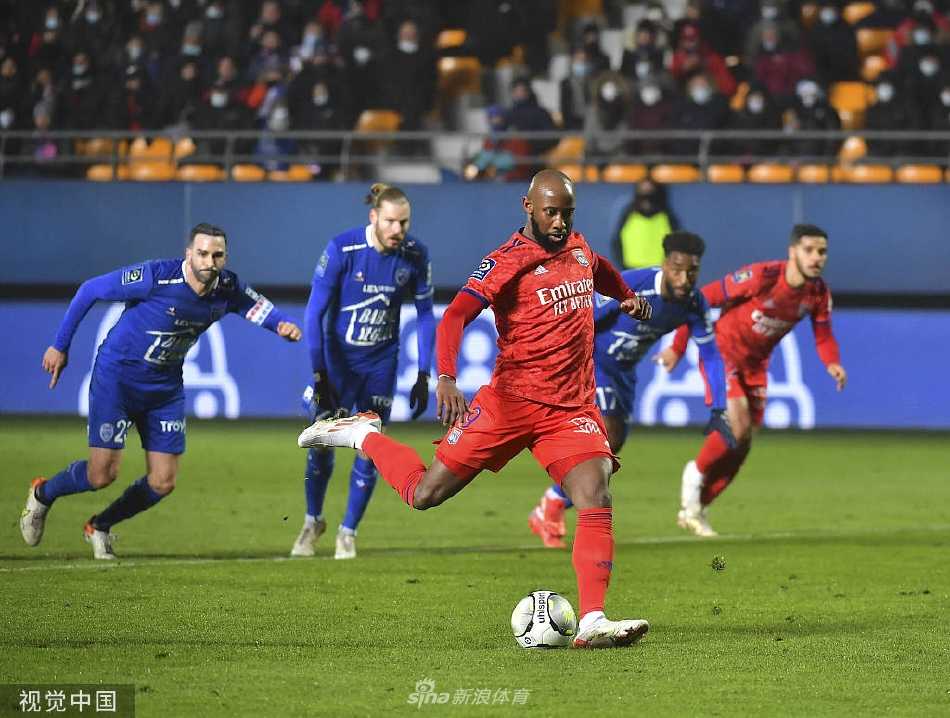 里昂队球员穆萨·登贝莱主罚点球瞬间，他目光坚定地看向球门，助跑后起脚射门