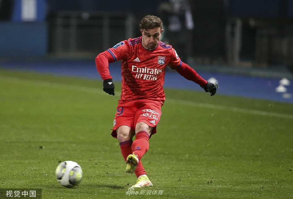 特鲁瓦门将加仑飞身侧扑，单手将里昂队一次极具威胁的射门挡出底线