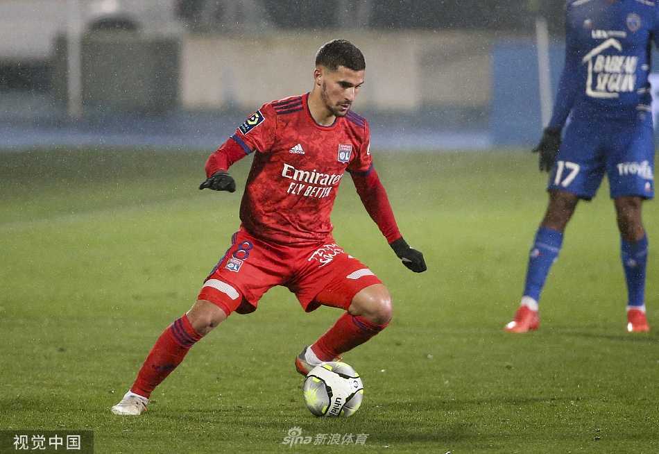 里昂队中场核心帕奎塔在比赛中带球突破，两名特鲁瓦防守球员上前夹抢