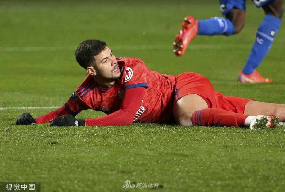 比赛结束后，双方球员相互致意，里昂队员与特鲁瓦队员握手交换球衣