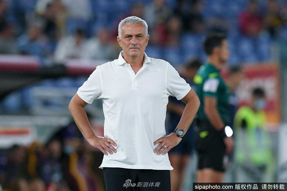 罗马奥林匹克球场夜晚的聚光灯下，穆里尼奥振臂高呼，眼中闪烁着坚定与激情，仿佛要将积蓄十一年的狂人力量尽数挥洒在这片熟悉的土地上。