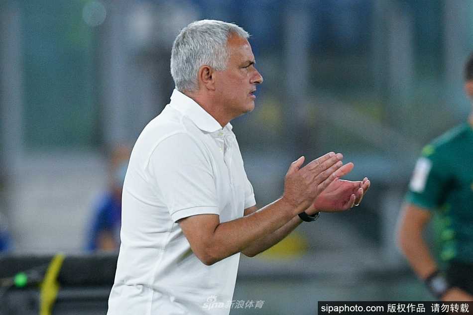 场边的穆里尼奥双手插袋，目光如炬地凝视着前方，仿佛一位运筹帷幄的将军，他的每一次指挥调度都在绿茵场上激荡起胜利的涟漪。