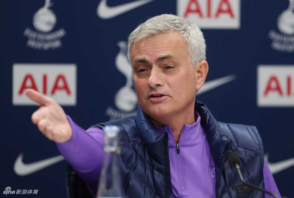 面对媒体关于热刺欧冠决赛失利影响的尖锐提问，穆里尼奥的表情变得严肃而冷峻，嘴角带着一丝不易察觉的弧度。他简短而有力地抛出那句著名的“我没输过欧冠决赛”，瞬间让整个发布会现场的气氛凝固，空气中弥漫着一种名为“自信”的强大气场。