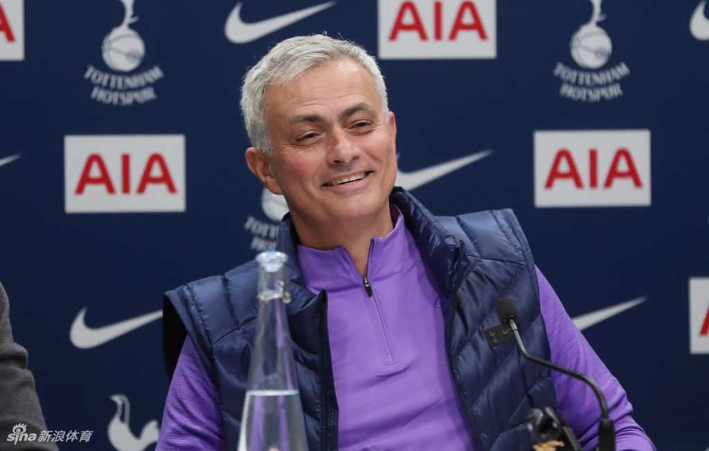 在训练场上，穆里尼奥与热刺中场阿里勾肩搭背，有说有笑。这个亲密的瞬间彻底粉碎了两人过去不和的传言，展现了穆帅卓越的人际管理能力，他正用个人魅力将更衣室的年轻才俊紧密团结在自己周围，为新战术的推行铺平道路。