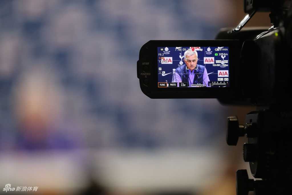 场边的穆里尼奥全神贯注地观察着比赛，他手中拿着笔记本和笔，随时准备记录下场上球员的表现和战术细节。即便是短暂的执教间隙，他也不忘与身旁的助手交流，那份严谨与专注，让人看到了这位名帅在狂放背后，作为战术大师的深沉与细腻。