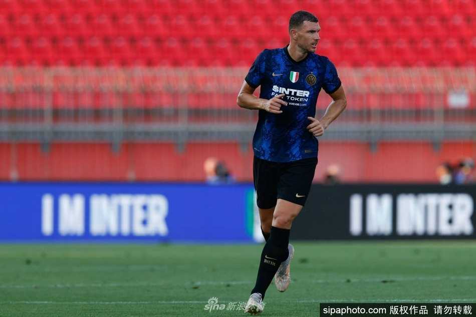 训练场上，哲科在体能教练的指导下进行有球训练，他身形矫健，目光如炬，全神贯注地控制着脚下的皮球，仿佛在向新东家的球迷展示他依然拥有顶级的竞技状态。