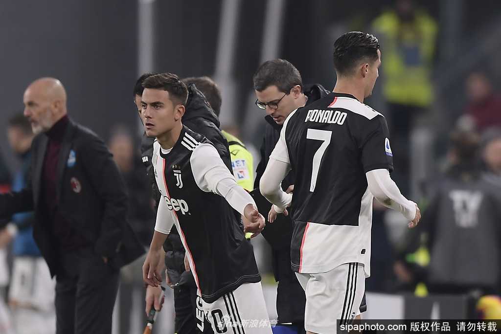 萨里在场边双手插兜，表情严峻地看着球场，他知道这次换人虽然战术上成功了，但在管理更衣室巨星方面却捅了马蜂窝。