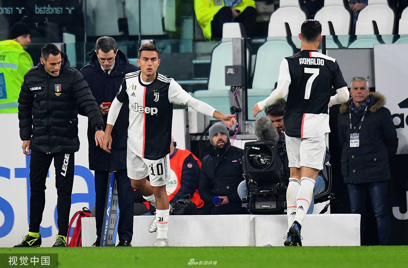 C罗被换下时眉头紧锁，嘴里念念有词，眼神中充满了不解与愤怒，径直走向场边，没有与替补席有任何交流。