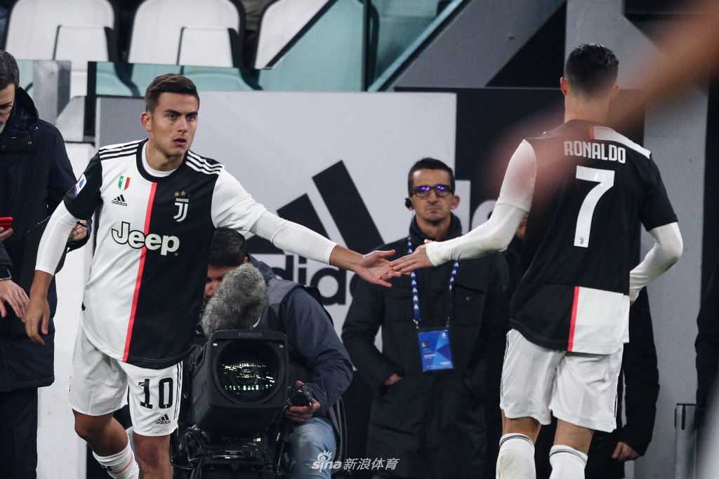 迪巴拉破门瞬间，整个安联球场沸腾，他挥臂怒吼庆祝，与他身后的C罗空荡荡的替补席形成了鲜明对比。