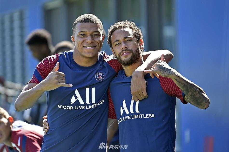 在巴黎午后的阳光下，内马尔露出招牌式的灿烂笑容，他与身边的姆巴佩轻松互动，这对梦幻组合用笑容驱散了备战期的紧张气氛。