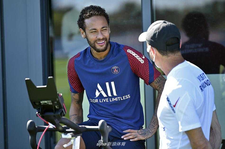 内马尔在绕杆训练中展示着他魔术般的脚下技术，足球仿佛是他身体的一部分，每一次触球都充满了桑巴足球的独特韵律与创造力。