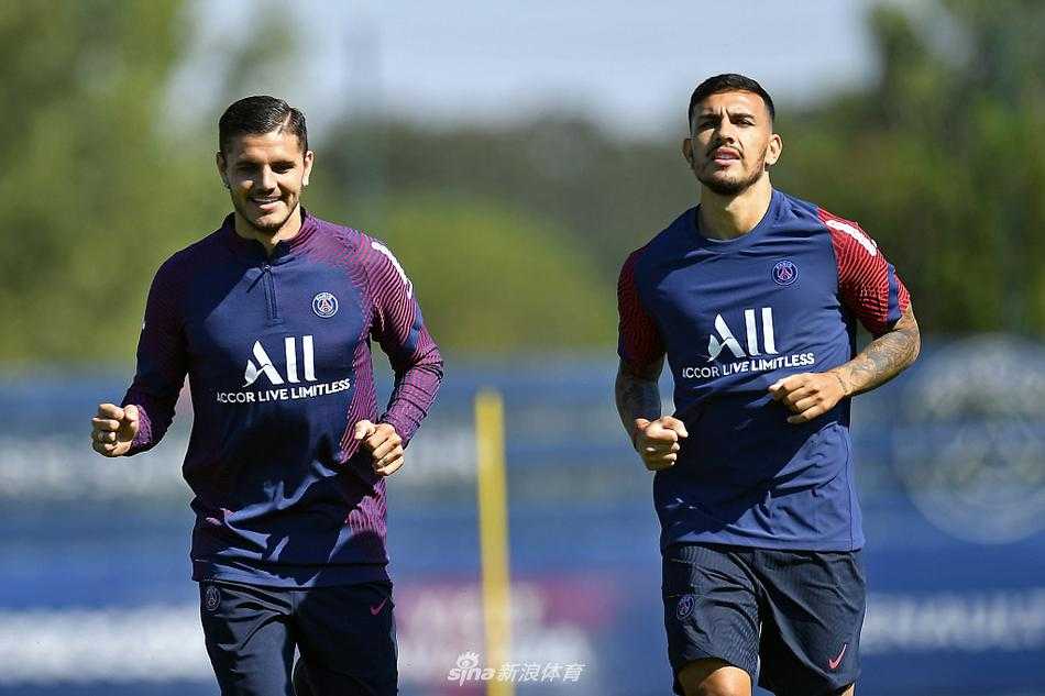 训练场上，巴黎球员们正在进行高强度的分组对抗，金彭贝的一次勇猛铲断引得场边教练组连连叫好，空气中弥漫着战斗的气息。