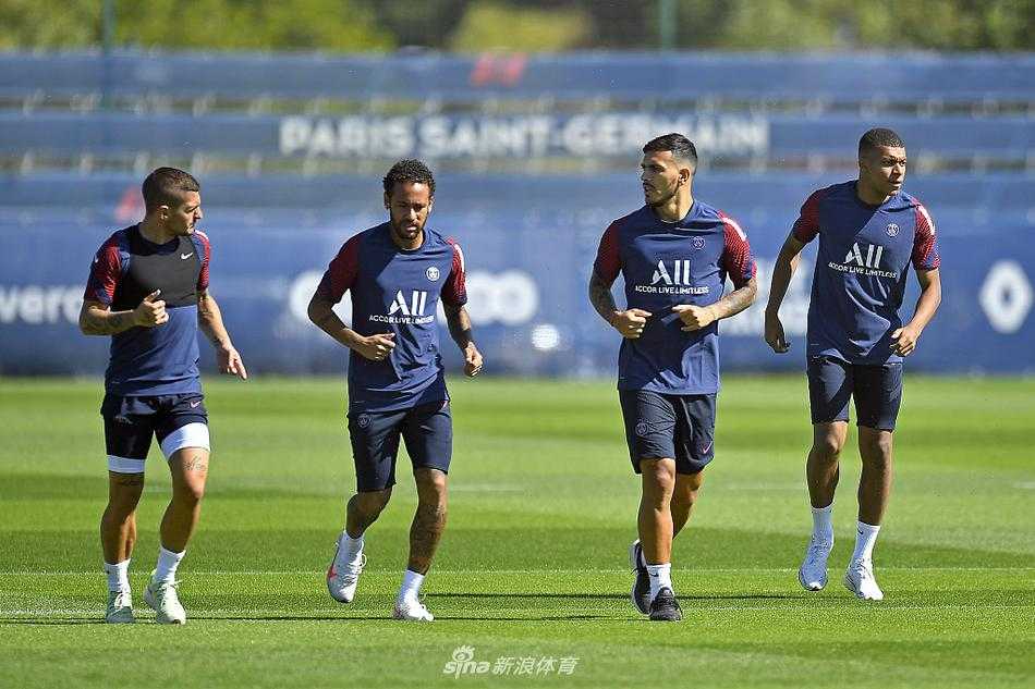 身穿黄色训练背心的姆巴佩在变速跑中全神贯注，他矫健的身姿如同离弦之箭，预示着在正式比赛中对手防线即将面临的恐怖速度。