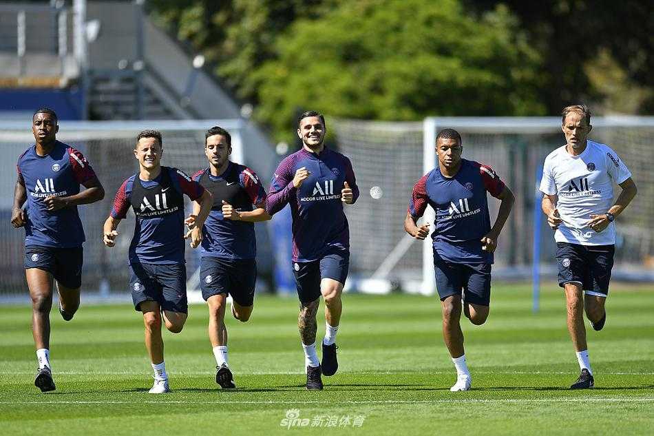 训练结束后，蒂亚戈·席尔瓦作为队长召集全队围拢在一起，他挥舞着手臂大声鼓励着队友，这一刻，领袖的力量和团队的凝聚力展现得淋漓尽致。