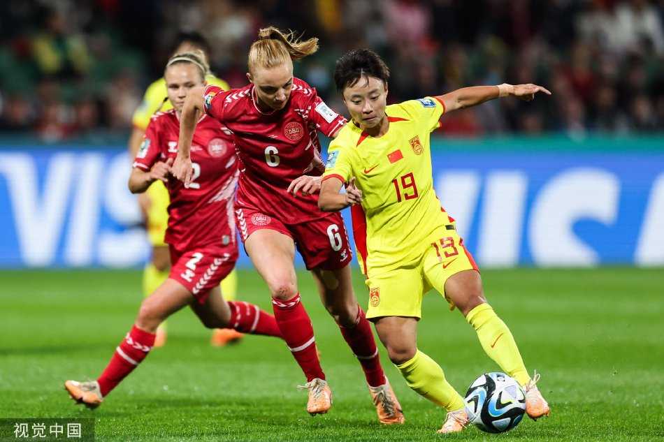 中国队球员吴澄舒在混战中奋力跃起，与丹麦队球员激烈争抢头球，身体在空中对抗，展现不屈的拼搏精神。