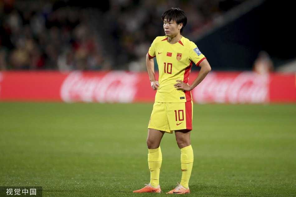 中国队核心球员王霜在比赛中带球突破，面对丹麦防守球员的拦截，她神情专注，正寻找缝隙组织下一次进攻。