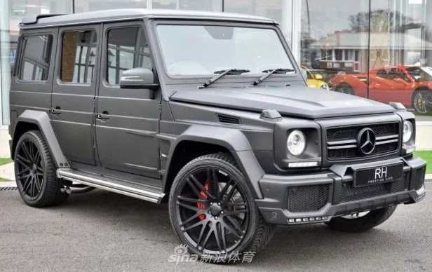 一辆优雅的白色经典跑车停放在格栅门后，流畅的复古车身线条与现代化的展厅形成鲜明对比，仿佛一位等待被鉴赏的时代美人。