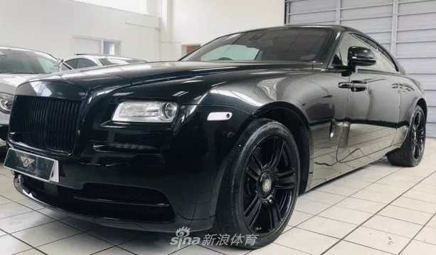 一辆橙黑双拼的高性能跑车在夕阳下的道路上飞驰，动态模糊的车身充满了速度感，就像球星在场上的一次闪电突破。