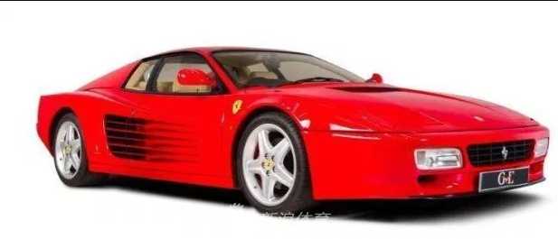 一辆车身贴有专属标识的硬派越野车正停在荒野中，高大的车身和粗犷的轮胎展现出极强的通过性，随时准备征服下一段艰险旅途。