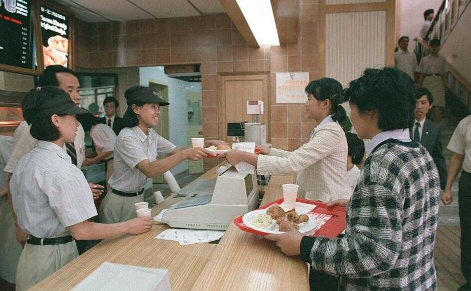 南方某处幽静的天井里，两位白发苍苍的老人穿着朴素的中山装与棉袄，在竹椅上相对而坐，仿佛在闲聊，又仿佛在享受午后静谧的日光。