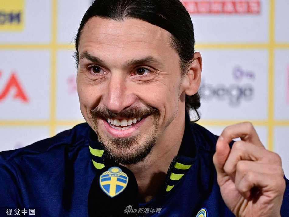 发布会现场，伊布全神贯注地望向某处，面部轮廓在灯光下显得格外坚毅。