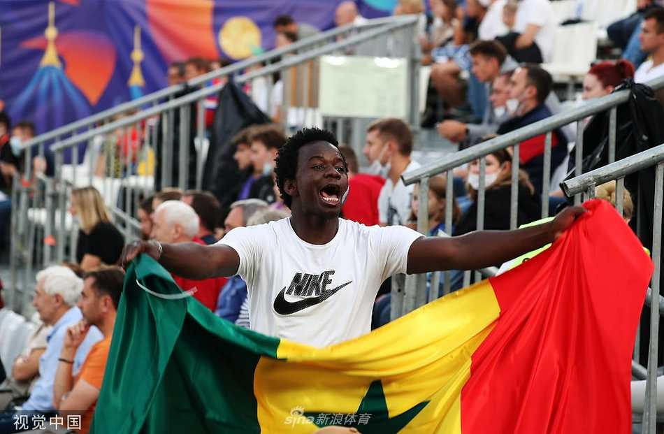 塞内加尔球员在对方严密防守下腾空而起，以一记精彩的倒钩射门，展现出非洲球队惊人的爆发力与柔韧性