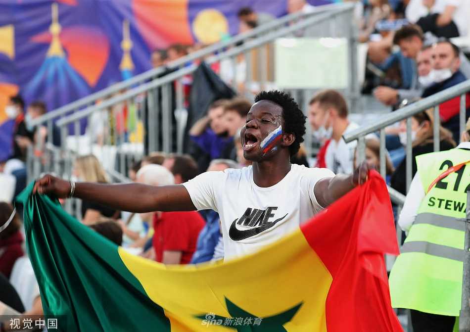 瑞士队球员在铜牌战后激动地拥抱在一起，金色的阳光洒在他们身上，映照着胜利的喜悦和汗水