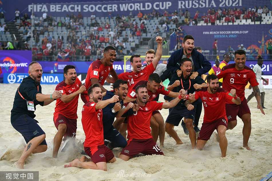 夜幕降临，空旷的卢日尼基体育场沙滩球场留下比赛后的痕迹，仿佛在诉说着这场16球大战的激烈与精彩