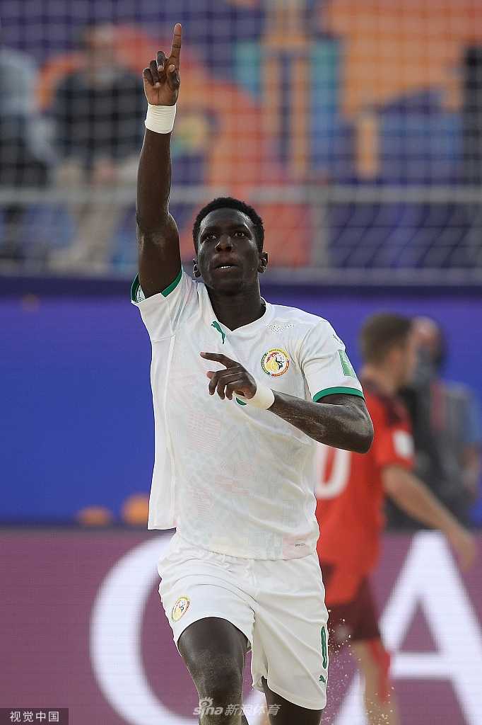 瑞士门将埃利奥特·穆努德飞身扑救，指尖几乎触碰到皮球的瞬间，他坚毅的眼神中透露出对胜利的渴望