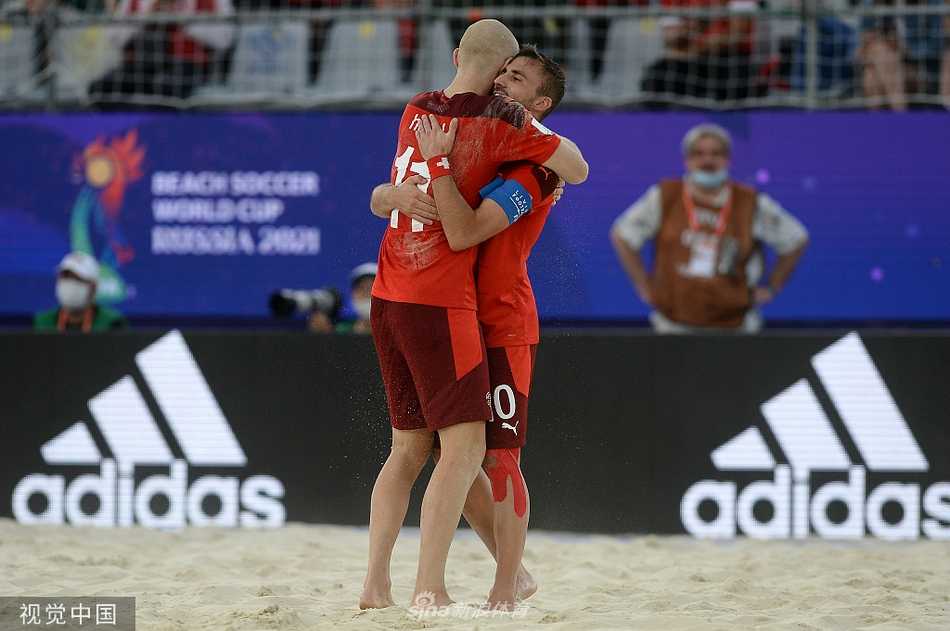 格伦·霍德尔在打进个人本场第三球后，与队友德扬·斯坦科维奇激情庆祝，身后的比分牌定格在9比7